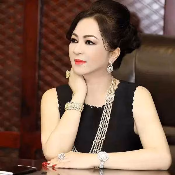 Im lặng là vàng còn tôi nói ra kim cương nè", bởi ngoài việc khẳng định bản thân luôn nói thẳng, nói thật bà Phương Hằng còn sở hữu kim cương tính bằng cân.