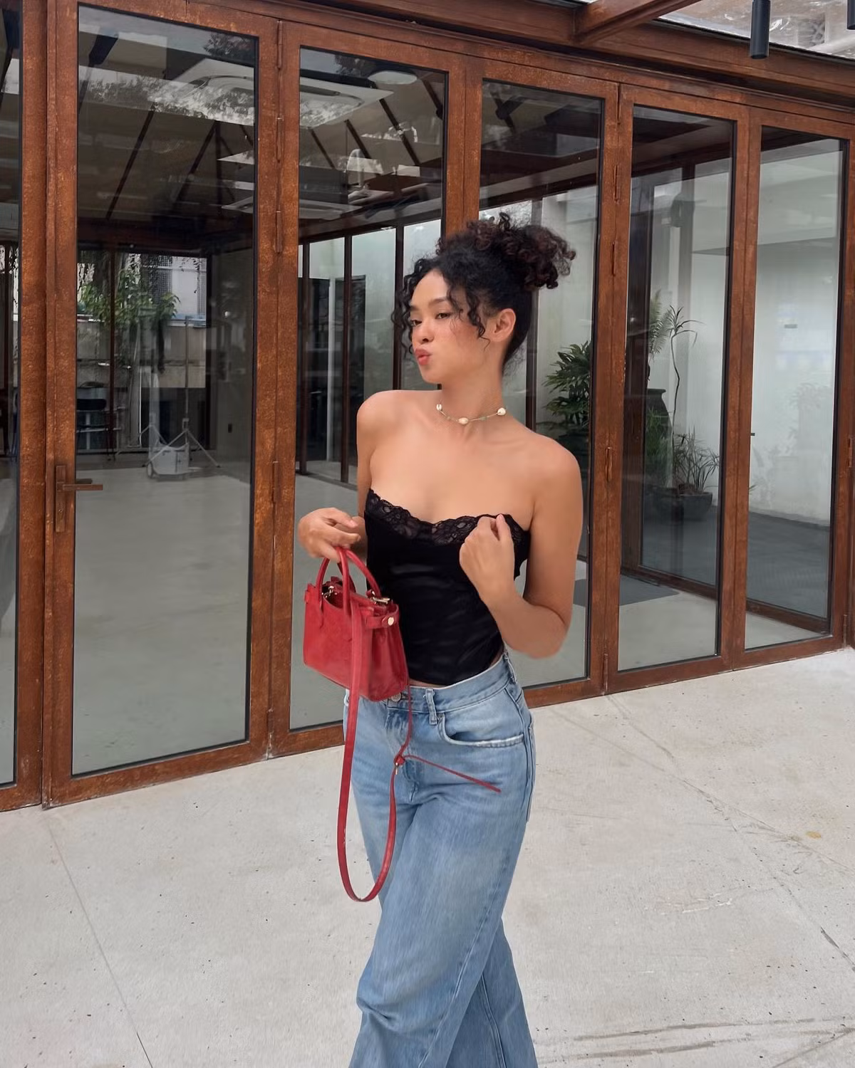 Một outfit khác của Như Mỹ cũng được khá nhiều chị em yêu thích là chiếc váy bodycon, cổ sơ mi cách điệu được phối với đường rút dây giữa thân váy nhằm tạo hiệu ứng thị giác cho đôi chân thêm thon dài.