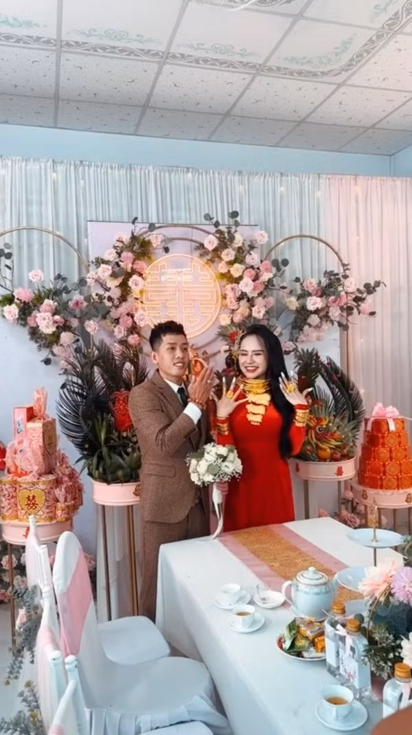 Khi nhận được những món quà giá trị trong ngày cưới, cô dâu nở nụ cười mãn nguyện và ngập tràn niềm vui.