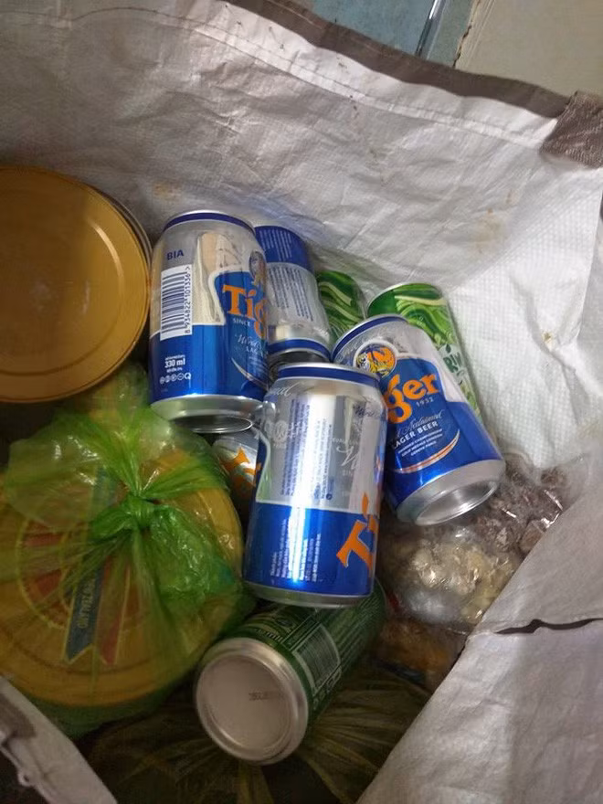 Chẳng mấy khi nhà nhiều bia và nước ngọt, tội gì không mang một ít lên thành phố để khai xuân với chúng bạn.