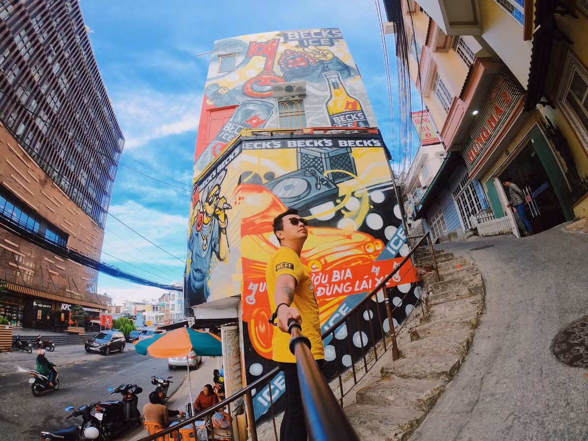 Qua nét vẽ sáng tạo, bức tường không chỉ là tác phẩm graffiti đơn thuần, mà còn mang đến không gian văn hóa đường phố nhỏ kết hợp khéo léo tinh hoa nghệ thuật truyền thống và hiện đại giữa lòng thành phố Đà Lạt.