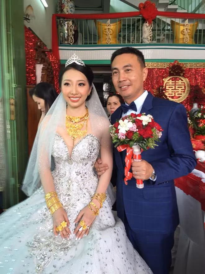 Những hình ảnh cô dâu đeo vàng "đỏ người" dù quen thuộc nhưng mỗi lần xuất hiện đều mang đến sự phấn khích cho netizen.