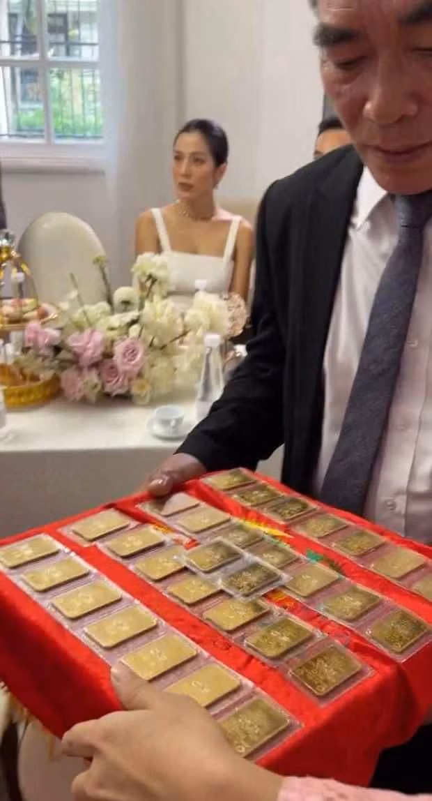 Giữa lúc cơn sốt giá vàng vẫn còn đang nóng hổi, MXH lại bất ngờ lan truyền hình ảnh lễ đính hôn với 2 mâm vàng đầy ắp của một cặp đôi làm nhiều người chú ý.