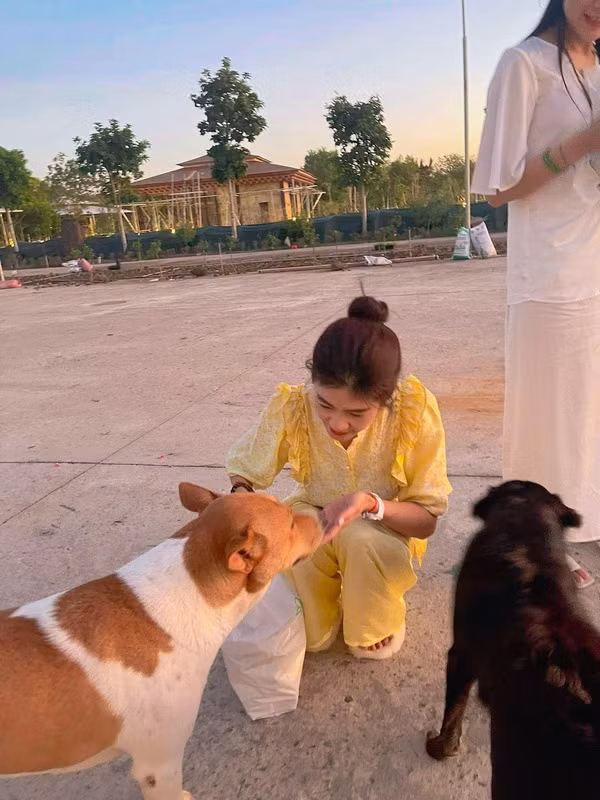 Không còn hình ảnh người phụ nữ mặc váy đen, tóc ngắn uốn cong bồng bềnh, tôn lên nét đẹp sang trọng, quyến rũ của người phụ nữ U40, Đông Phương trở về với hình ảnh của một nữ cơ trưởng mạnh mẽ, cá tính và “làm chủ bầu trời”.