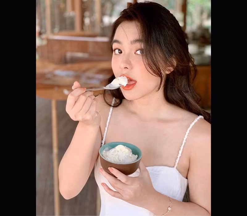 Làn da trắng hồng, ánh mắt ngây thơ, đôi môi đỏ mọng vô tư ăn kèm, cô nàng này có đủ bộ combo khiến hàng triệu con con tim phải xao xuyến ngắm nhìn.
