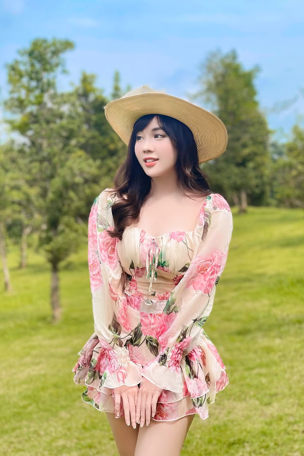Mới đây, giảng viên hot girl chia sẻ: "Lâu lắm mới đi coi phim".