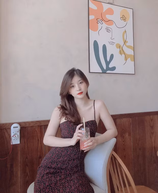 Có thể thấy phong cách thời trang thường ngày của Thu Hoài khá là nữ tính.