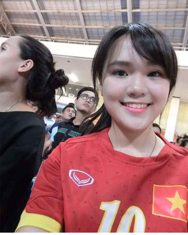 Ngay từ lúc mới yêu nhau, bà xã Duy Mạnh thường xuyên đến sân để cổ vũ cho trung vệ họ Đỗ.
