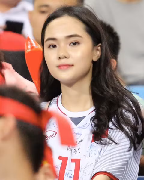 Hình ảnh Quỳnh Anh xuất hiện trên sân bóng khi có đội tuyển Việt Nam hay CLB Hà Nội thi đấu đã quá quen thuộc với NHM bóng đá.