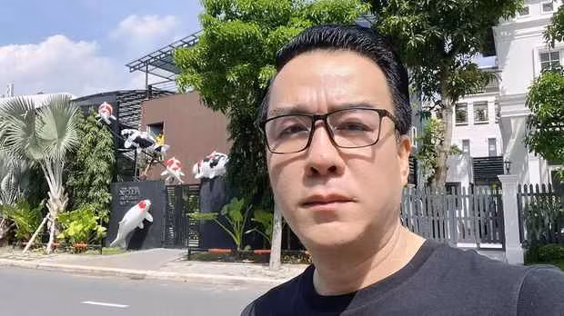 Cặp đôi đã phải đối diện với thị phi, nguồn cơn là trước đó chưa lâu, “vua cá Koi” và vợ cũ còn đăng ảnh hạnh phúc.