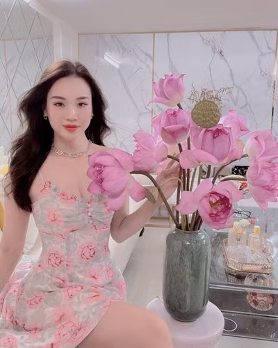 Khi rời đồng phục bay, Ngọc Mai thường lựa chọn trang phục thiên về sự nữ tính với những item nhẹ nhàng như váy.