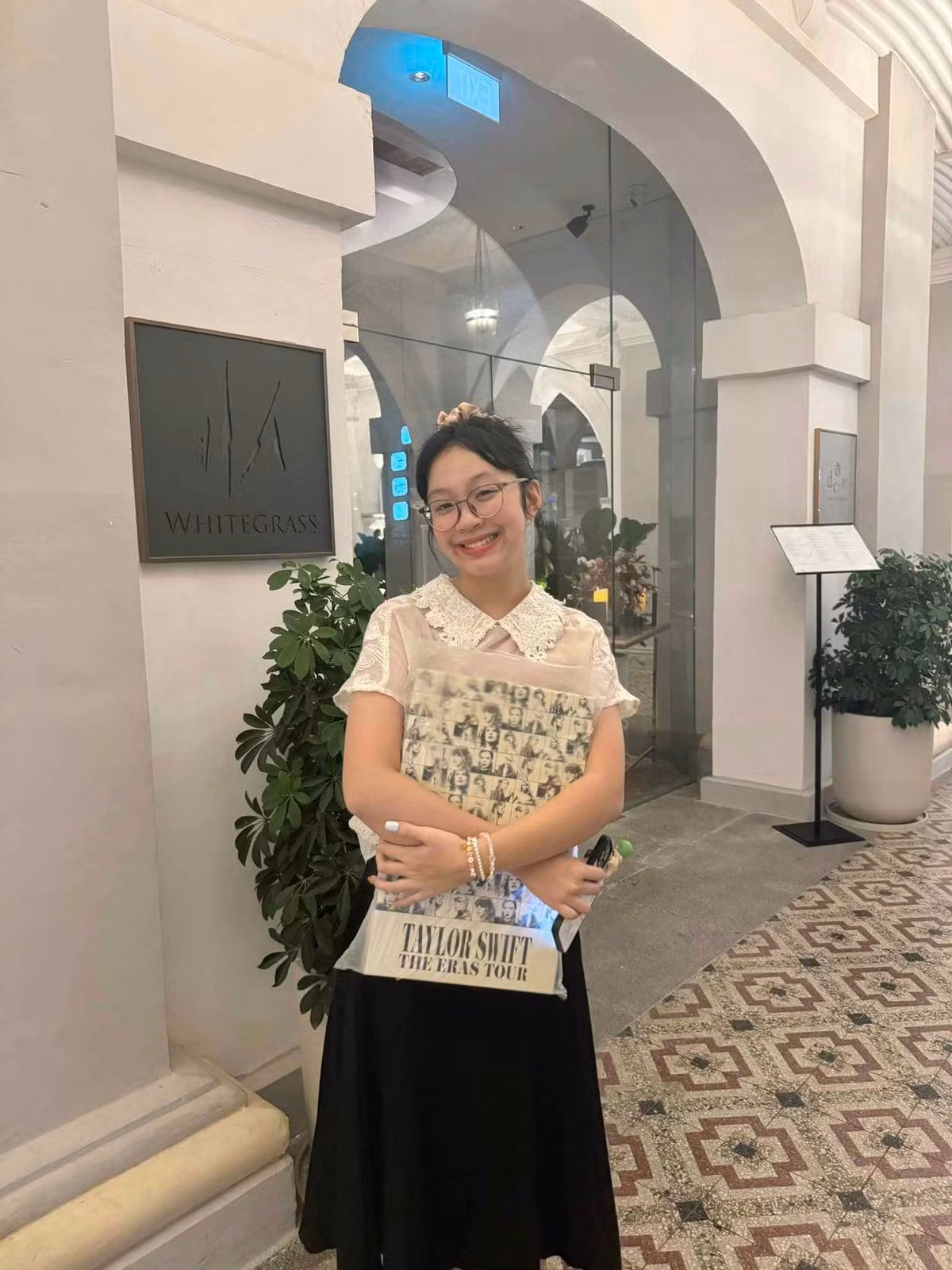 Ở tuổi 13, An Nhiên lớn phổng phao, cao hơn hẳn mẹ, nhìn qua cứ tưởng là hai chị em gái, chứ không phải hai mẹ con. Cô bé được thừa hưởng nhiều nét đẹp từ mẹ như nụ cười tươi rạng rỡ, má lúm đồng tiền... cùng sự hoạt ngôn và khả năng ngoại ngữ đáng nể.