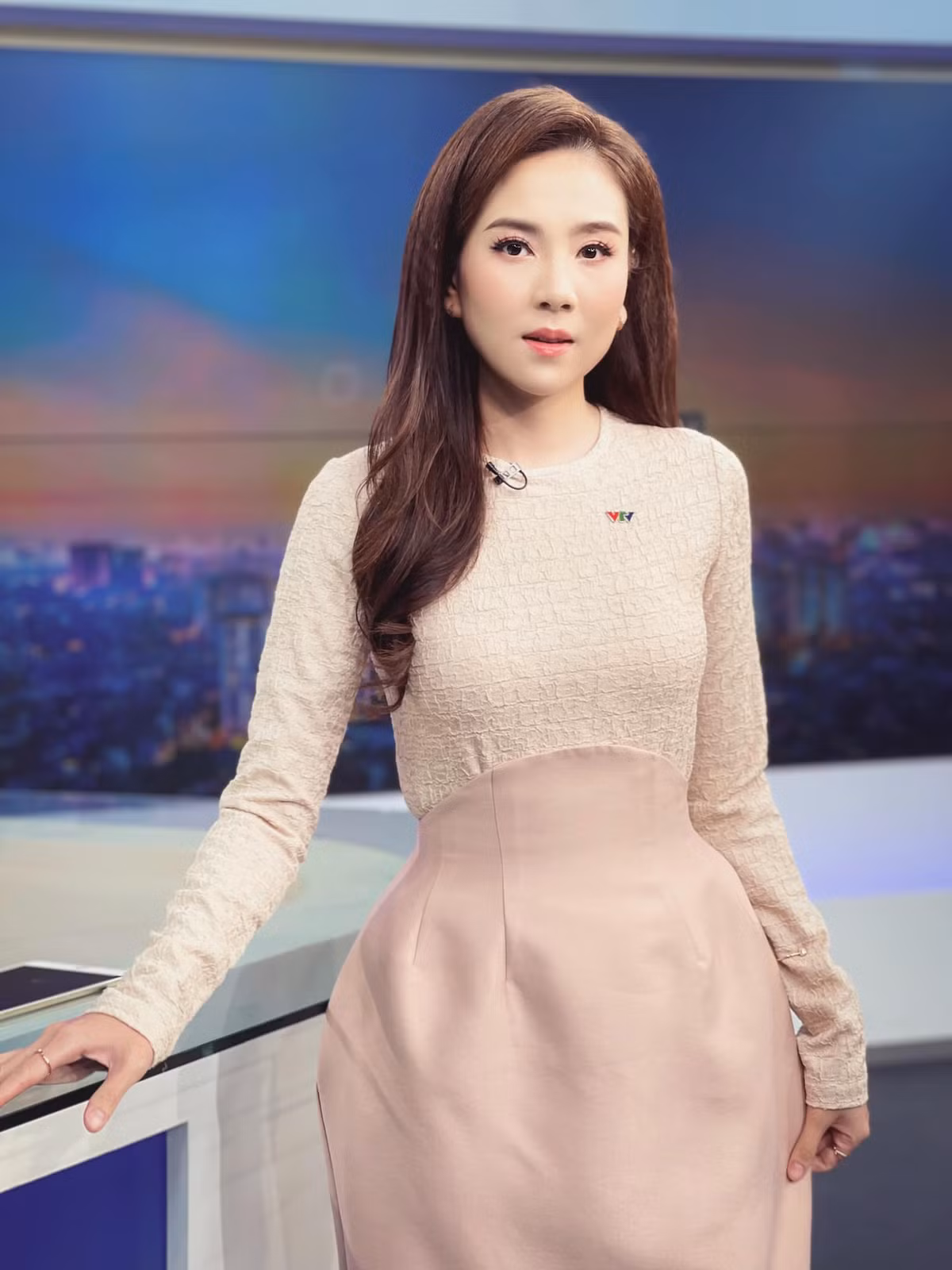 Trong ảnh, Mai Ngọc đang cười rạng rỡ, chuẩn bị cho buổi làm việc đầu tiên sau kì nghỉ Tết.