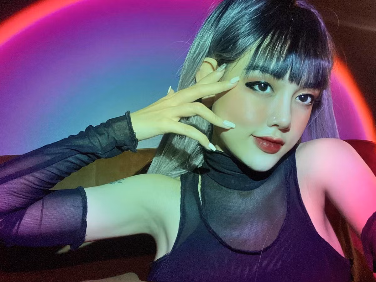 Với chất giọng đẹp và đầy nội lực cùng cách thể hiện gần gũi, tự nhiên, "mẹ bỉm sữa" Hà Phương được cư dân mạng chú ý và truy tìm infor của cô nàng này.
