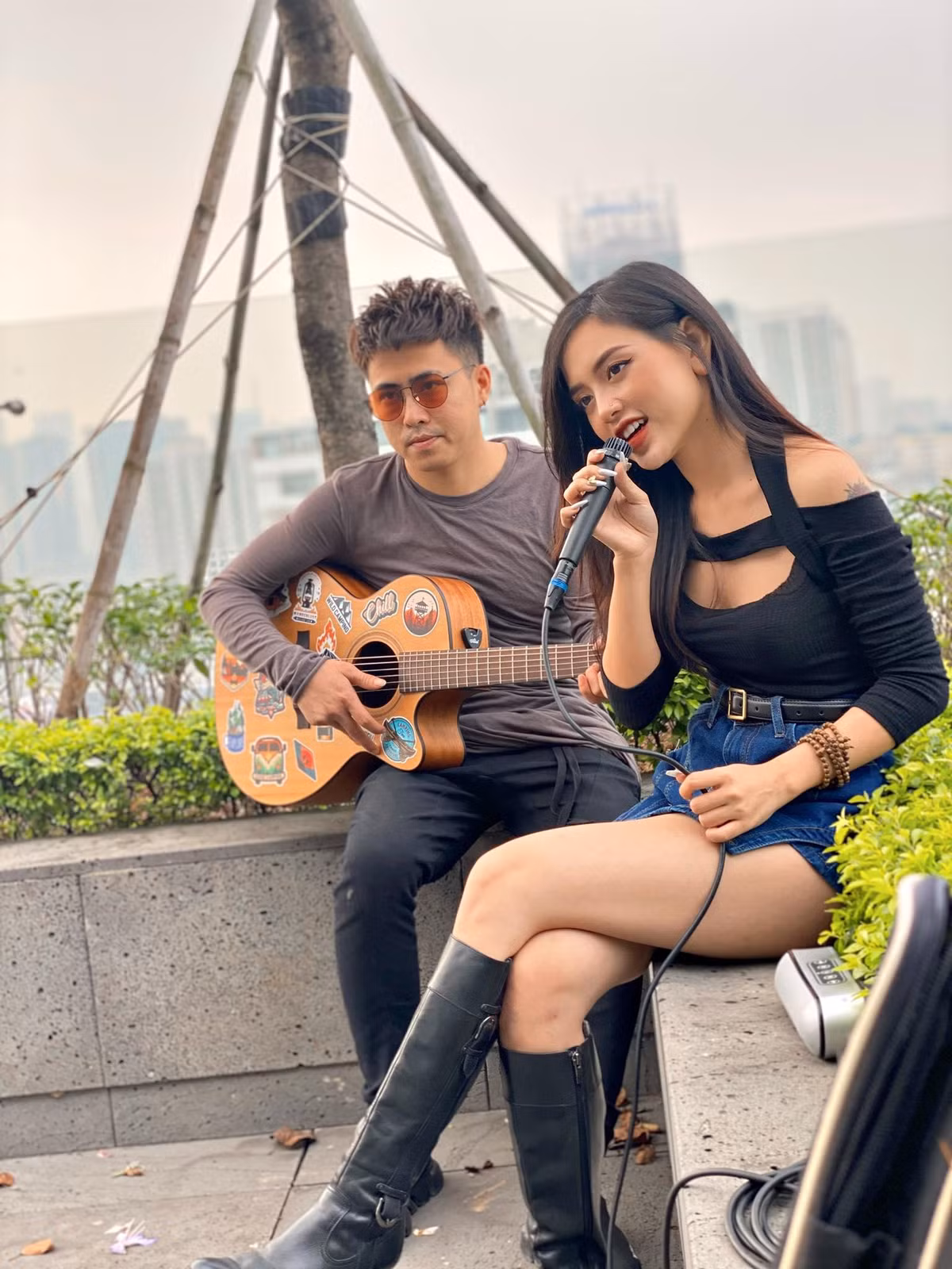 Trên mạng xã hội, những clip cover của một cặp đôi mang tên Bố Mẹ Gấu luôn thu hút hàng triệu lượt xem và cơn mưa lời khen từ cộng đồng mạng.