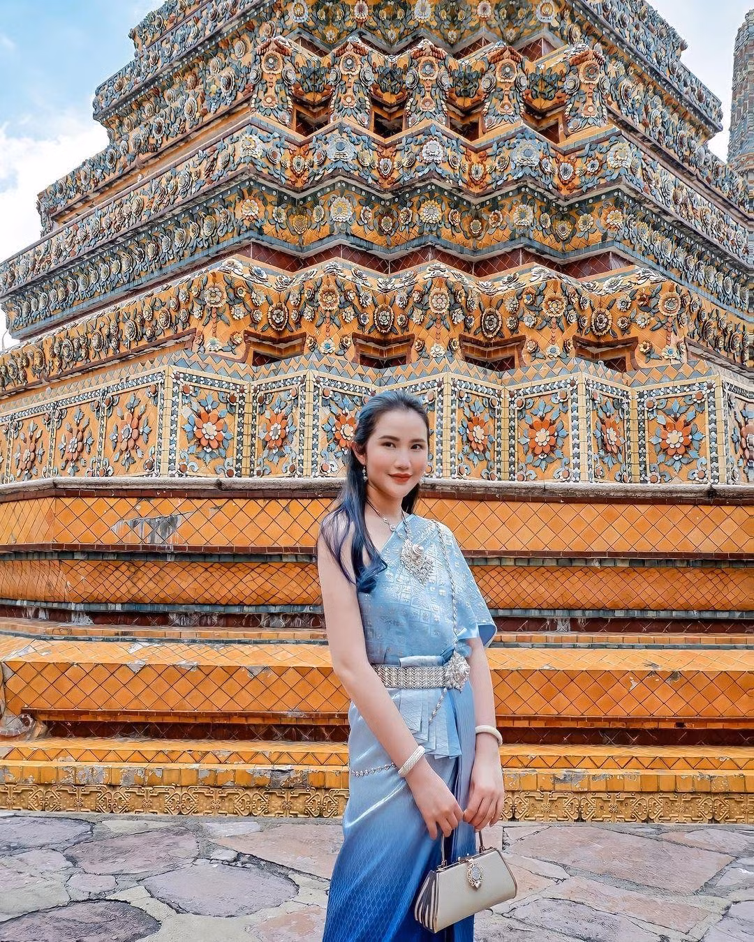 Người đẹp diện trang phục truyền thống Thái Lan và check-in ở ngôi chùa nổi tiếng Wat Pho.