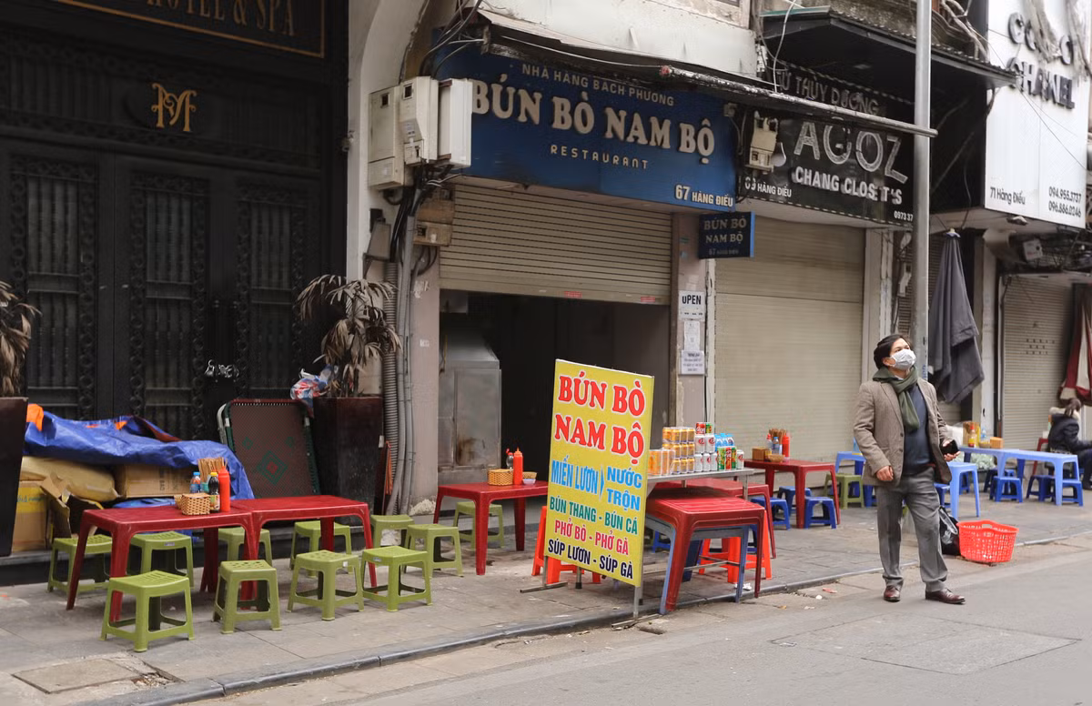 Theo chị Lan bán bùn bò Nam bộ trên phố Hàng Điếu cho hay, năm nào nhà chị cũng bán sáng mùng 1 nhưng năm nay chỉ dám tăng nhẹ nhưng khách cũng chỉ lác đác.