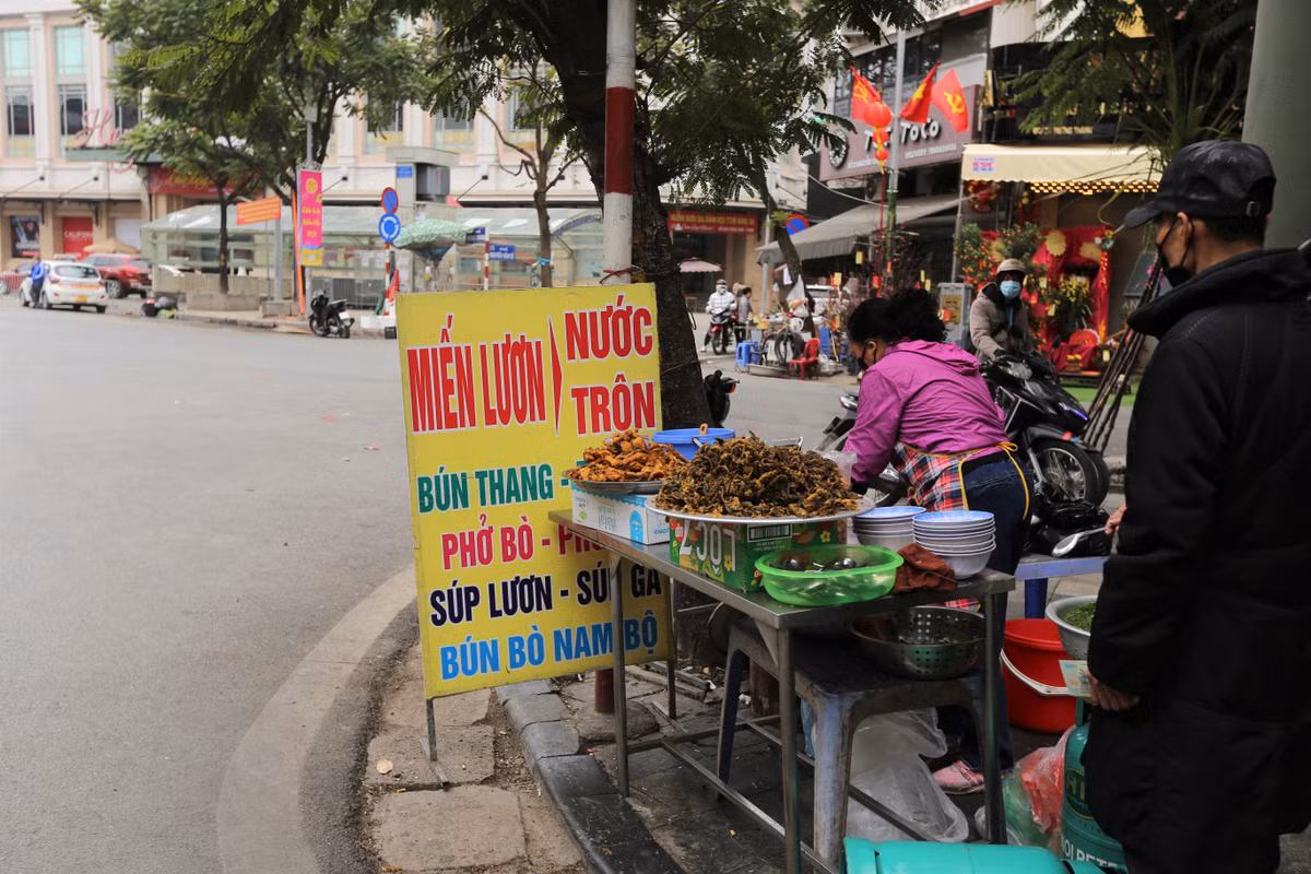 Hàng bún miến lươn đầy úp hàng ở đầu phố Hàng Điếu.
