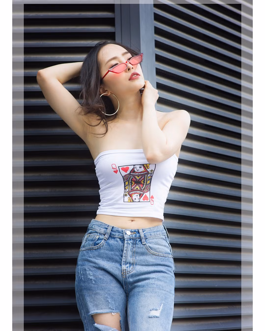 Theo đó, vòng 2 của Quỳnh Nga hiện tại chạm mốc 55 cm với cơ bụng số 11 cực săn chắc thon gọn.