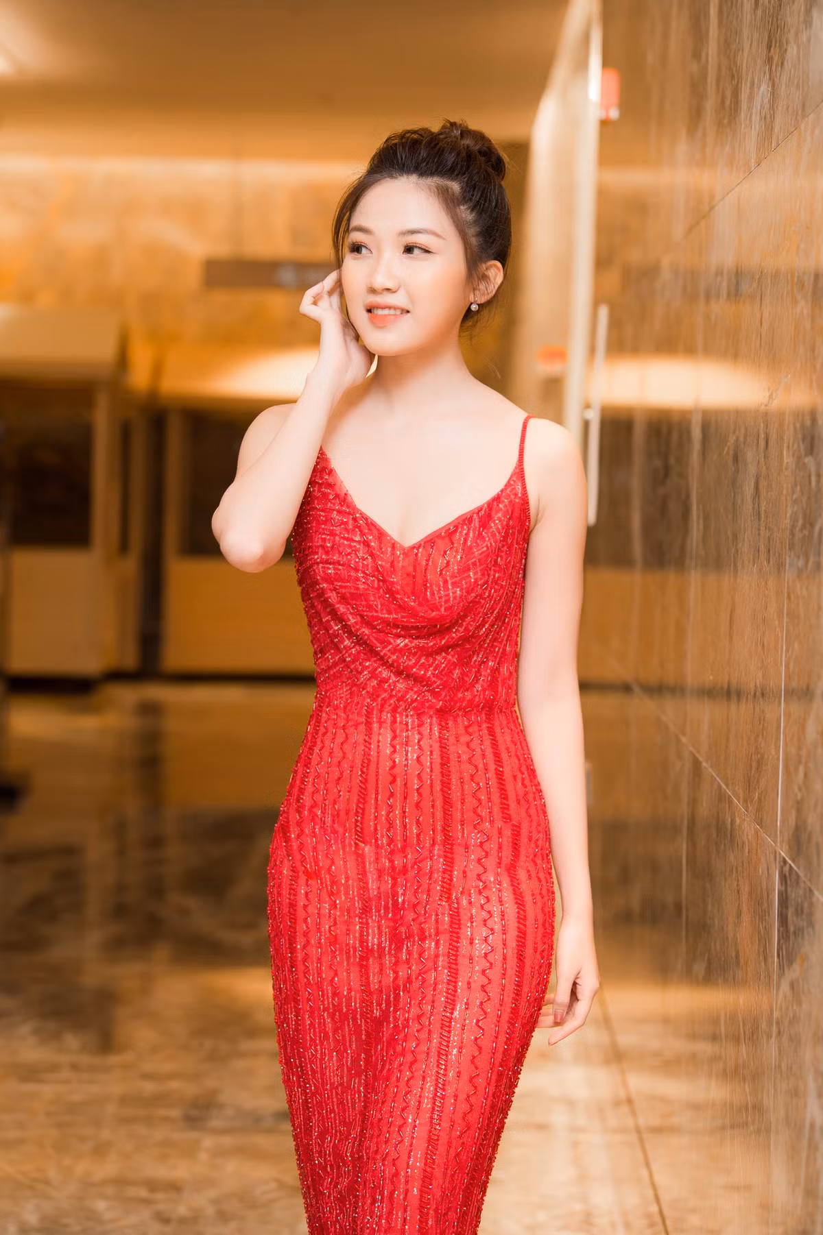 hi chưng diện trang phục đời thường ôm sát, Lương Thanh đều khéo léo phô diễn triệt để vòng eo con kiến của mình.