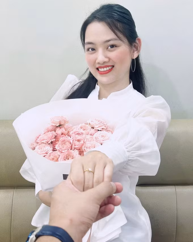 Hot girl bóng chuyền Việt xinh đẹp rạng ngời khoe chiếc nhẫn lấp lánh khiến dân mạng đồn đoán cô và bạn trai sắp về chung nhà.