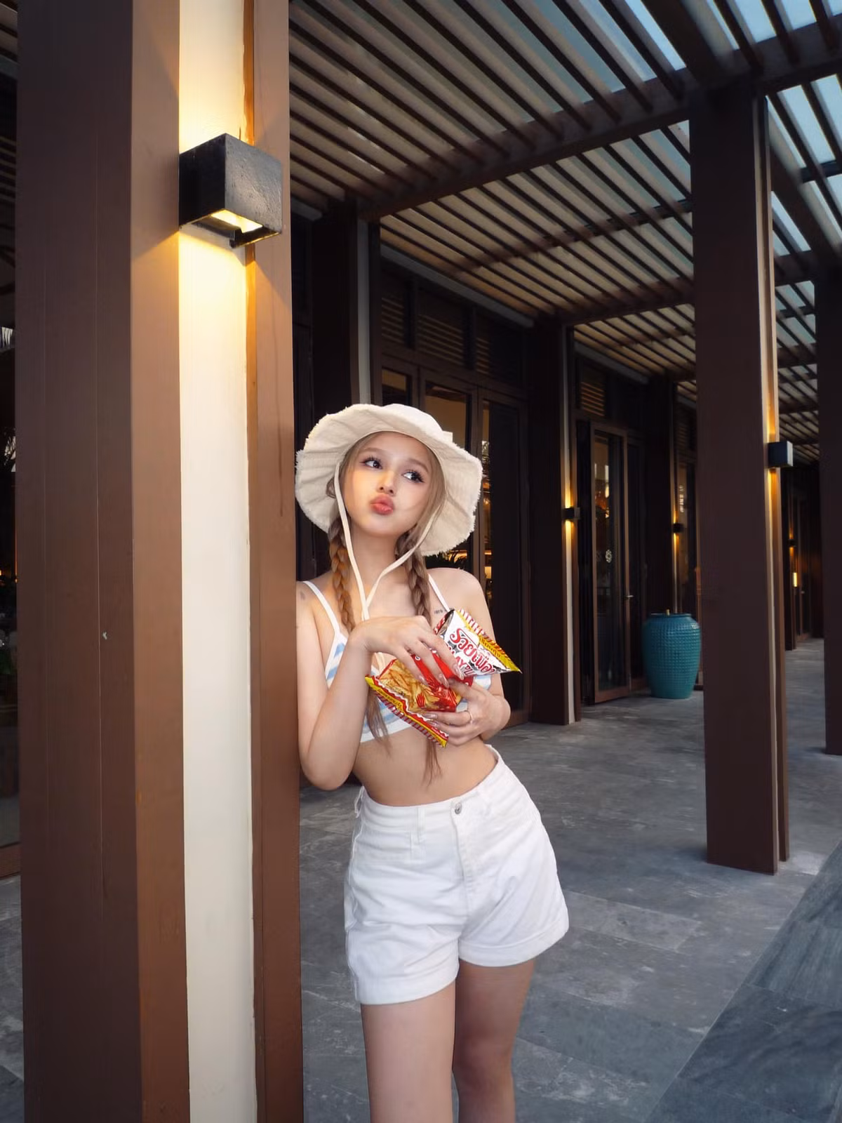 Hiện tại, nữ người mẫu đang sống tại một căn chung cư thuộc khu Thảo Điền, TP HCM. Xoài Non đang rất chăm chỉ làm việc nhằm ổn định về kinh tế sau khi đã "đường ai nấy đi".