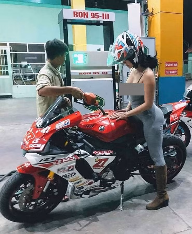 Ngoài bàn tán về việc giá cả, thời trang đổ xăng cũng trở thành tâm điểm chú ý khi có nhiều người ăn mặc chưa khéo léo.