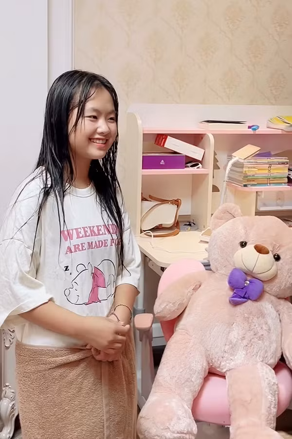 Người hỗ trợ cô bé tiết lộ thêm: "Ngày 30/11 này sẽ đưa Dua (tên thật của Phúng Phính) về nhà. Có 2 việc, thứ nhất là hôm đấy về xây nhà cho bố mẹ, thứ hai là về từ thiện giúp các bạn. Ngày hôm đó sẽ có 10 anh chị đưa Dua về, toàn các anh chị hot TikTok thôi."