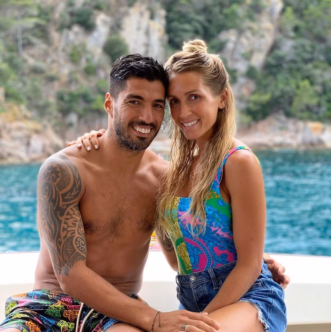 Sofia Balbi đã kết hôn với ngôi sao Luis Suarez và họ hiện đã có 3 mặt con. Tiền đạo 35 tuổi được cho là rất yêu thương bà xã 32 tuổi. Anh từng nói “Sofia Balbi là cô gái của đời tôi”.