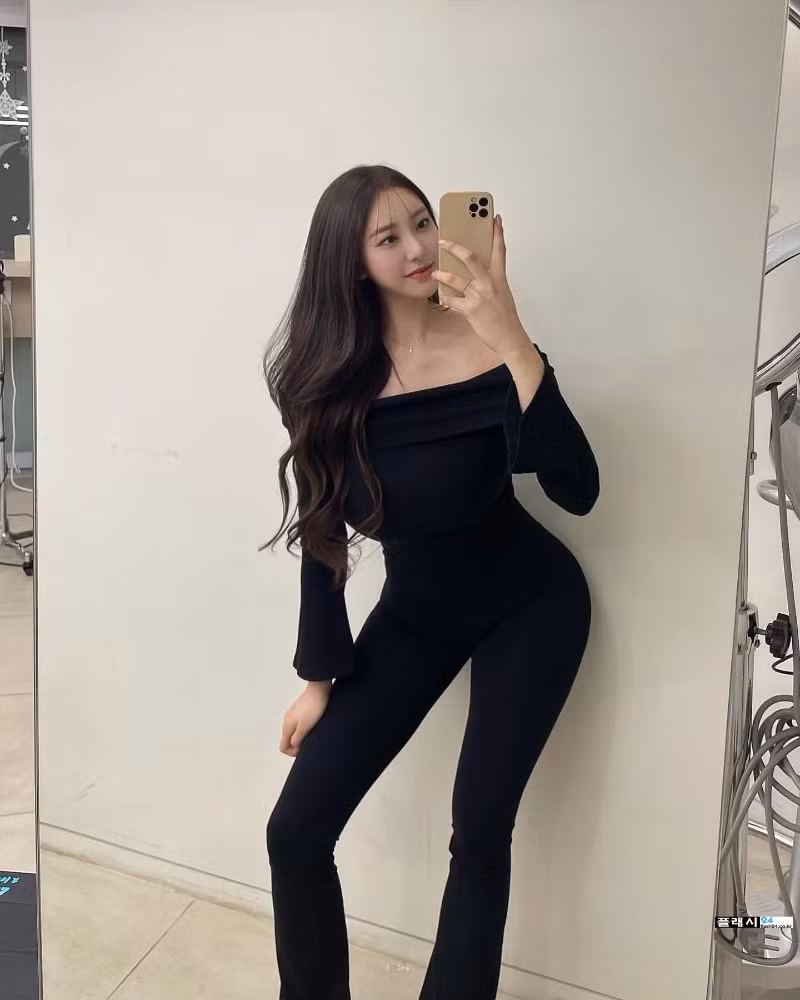 Shim Ha Jin từng cho biết để giữ vóc dáng chữ S gây mê như hiện tại, gái xinh xứ Kim Chi này chăm thường xuyên tập gym và côn cũng là một huấn luyện viên thể hình.