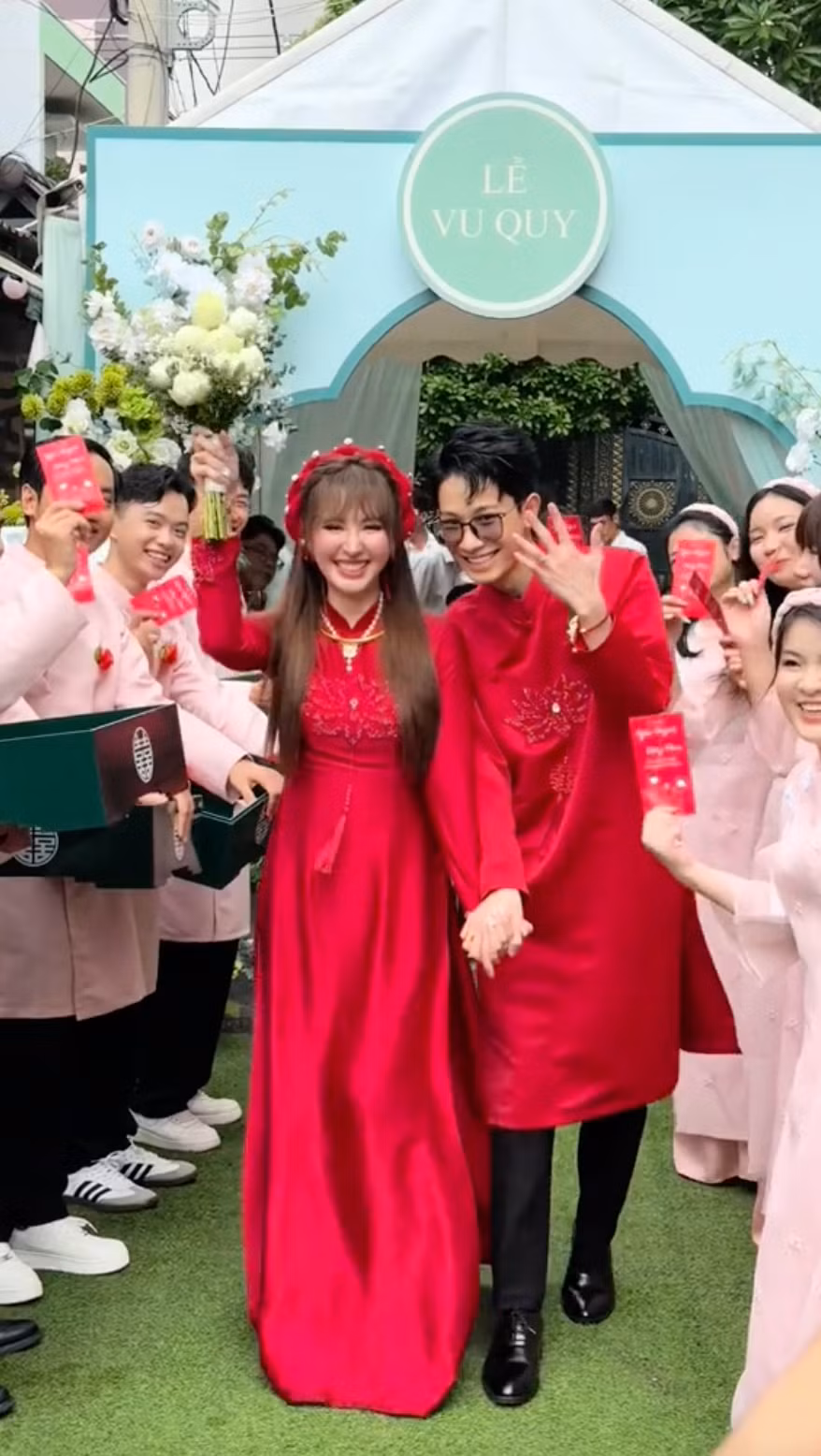 Đặc biệt, nhiều người bất ngờ với diện mạo của Ngân Sát Thủ bởi cô vẫn giữ được nhan sắc trẻ trung, trong trẻo, phong độ “bất bại” sau nhiều năm nổi tiếng.