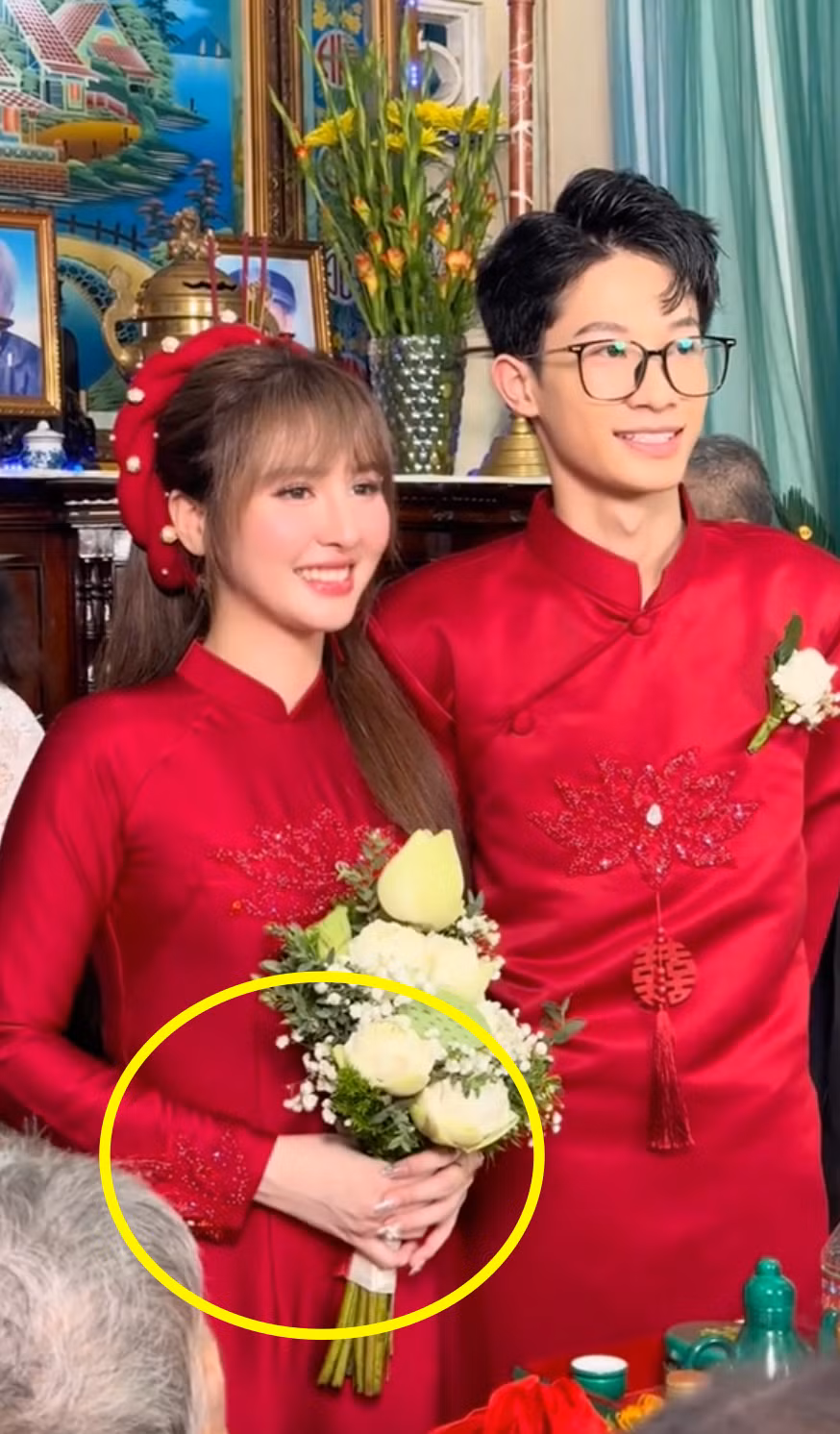 Cô dâu chú rể diện trang phục truyền thống màu đỏ, visual cả hai sáng bừng khiến dân tình dành nhiều lời khen ngợi.