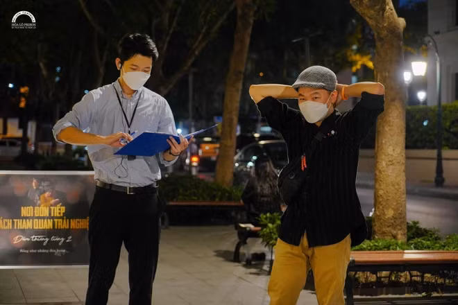 Cơ duyên biết và làm việc tại Nhà tù Hỏa Lò của Thanh Tùng cũng khá ngẫu nhiên. "Mình có một người bạn diễn Đêm Thiêng Liêng ở đây nên mời mình đến trải nghiệm. Tour đêm đã để lại trong mình rất nhiều cảm xúc, từ ngạc nhiên, bồi hồi, tức giận và cả biết ơn. Và đến hiện tại, mình đã làm việc ở Nhà tù Hỏa Lò được 2 tháng ở vị trí điều hành đoàn của tour"