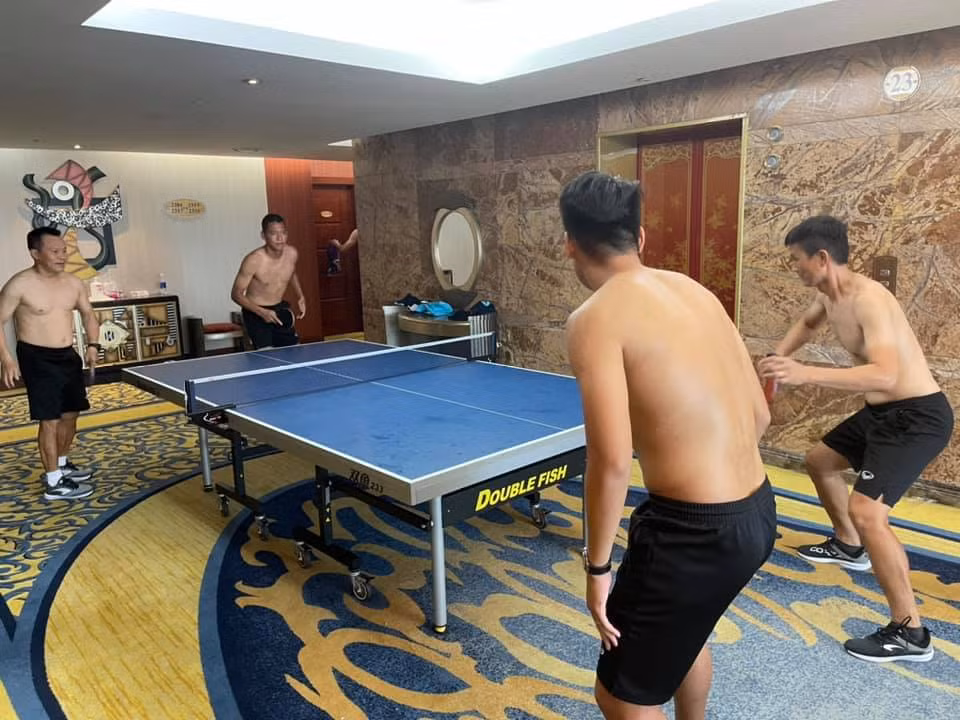 Tại AFF Cup 2020, chính chiếc bàn bóng bàn được đại sứ quán Việt Nam tại Singapore trao tặng là nơi mà BLH và các cầu thủ thường xuyên tập luyện, giao lưu.
