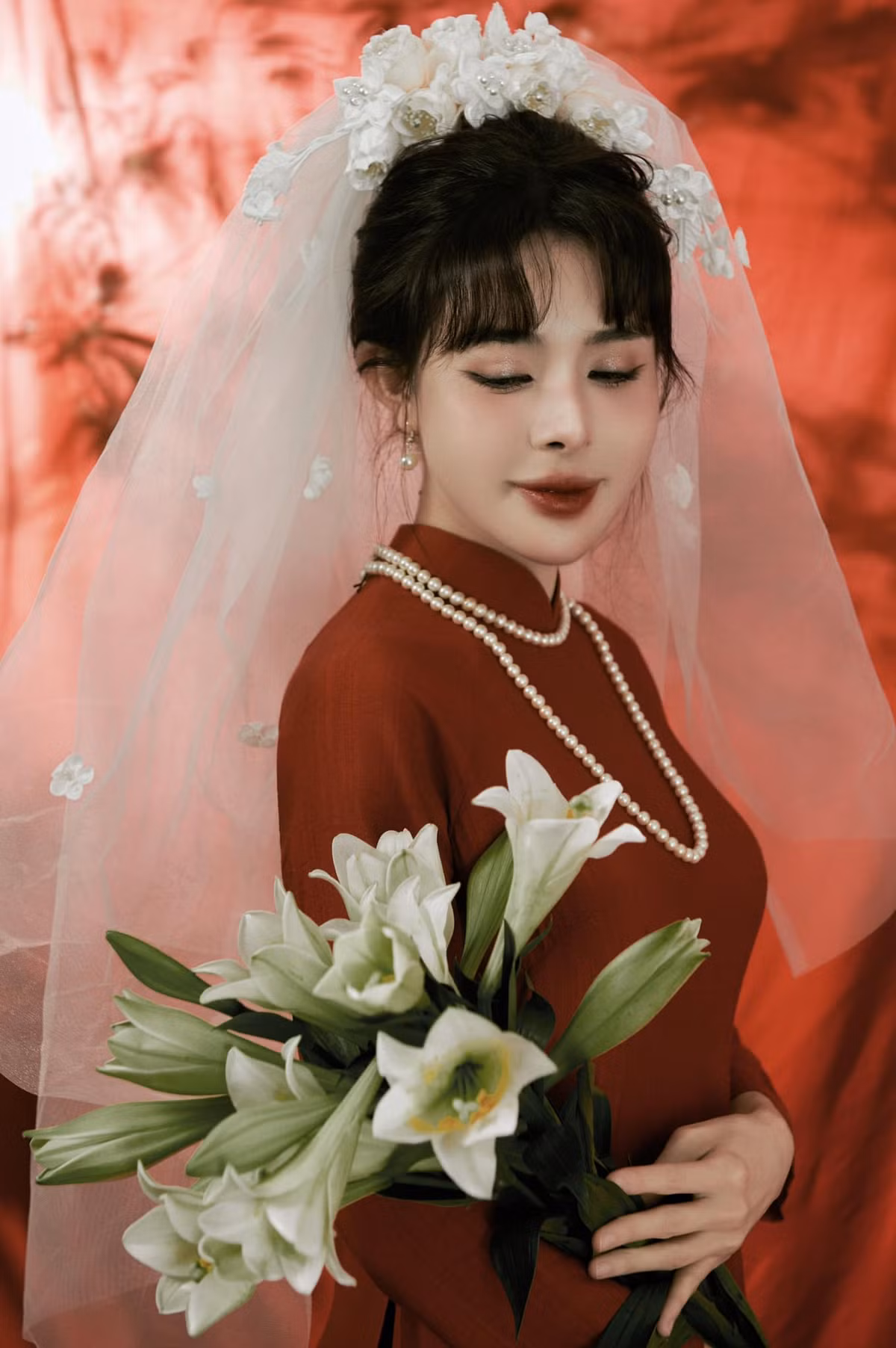 Cả hai để lộ nhiều hint như cùng chụp ảnh áo dài tết, đàng gái lái xe sang đến đón chàng cầu thủ sau trận đấu hay nhiều lần đến sân cổ vũ cho đàng trai.