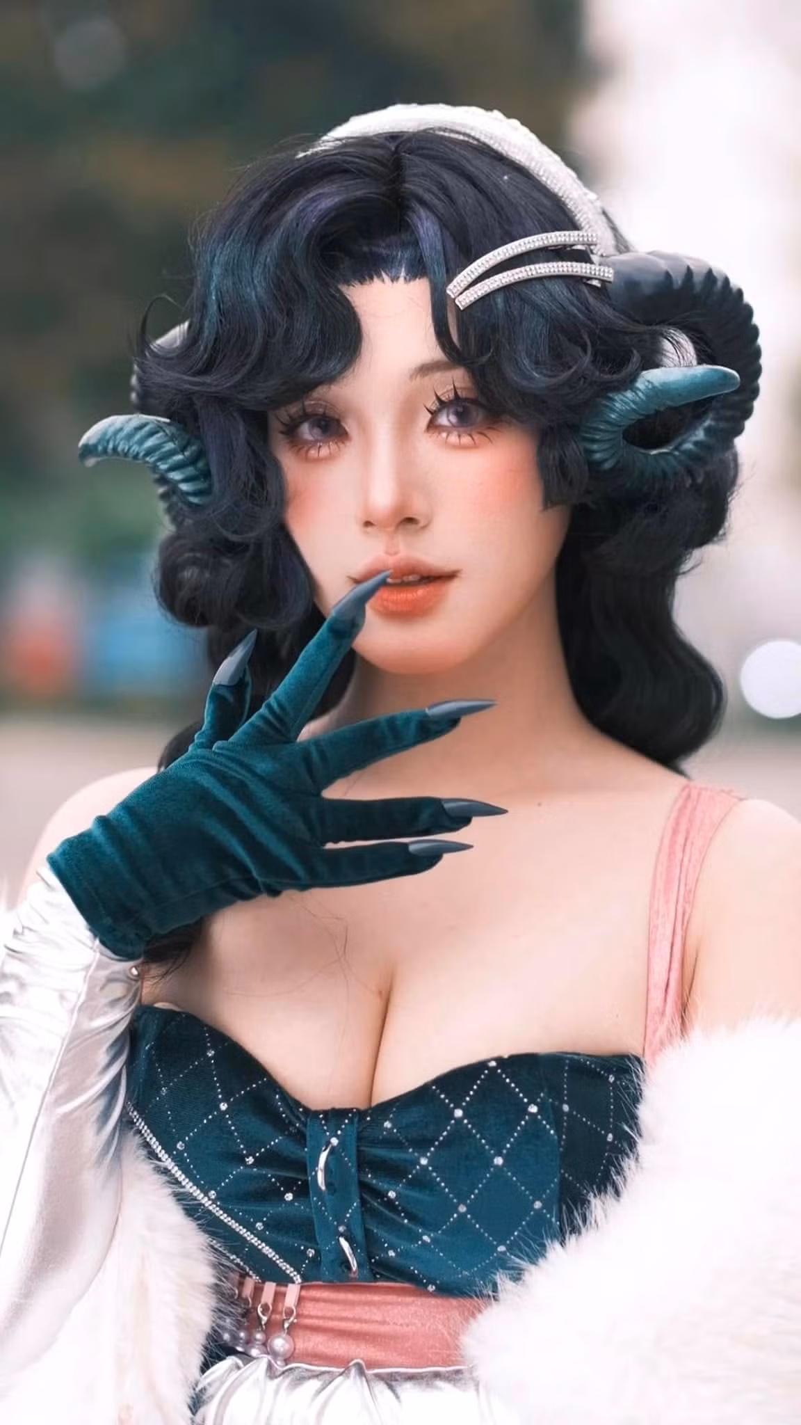 Ngược lại, làn da mịn màng, đôi mắt to tự nhiên lại khiến hot girl làng streamer này trở nên gần gũi, dễ thương hơn trong mắt người xem. Fan nam ngay lập tức để lại hàng ngàn bình luận xuýt xoa.