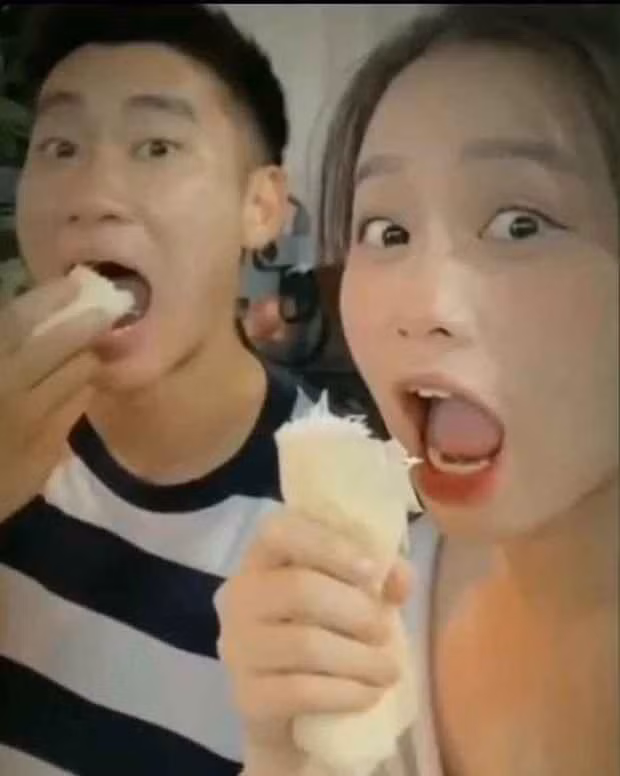 Trong một khoảnh khắc khác, Mạnh Dũng cùng gái xinh ăn bò bía với biểu cảm đáng yêu. Những bằng chứng này khiến dân tình càng khẳng định Mạnh Dũng và Hoa Mỹ đang hẹn hò.