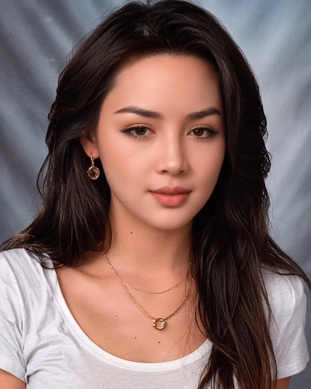 Vũ Thanh Quỳnh (sinh năm 1992) được biết đến là hot girl "lột xác" và đổi đời nhờ phẫu thuật thẩm mỹ.