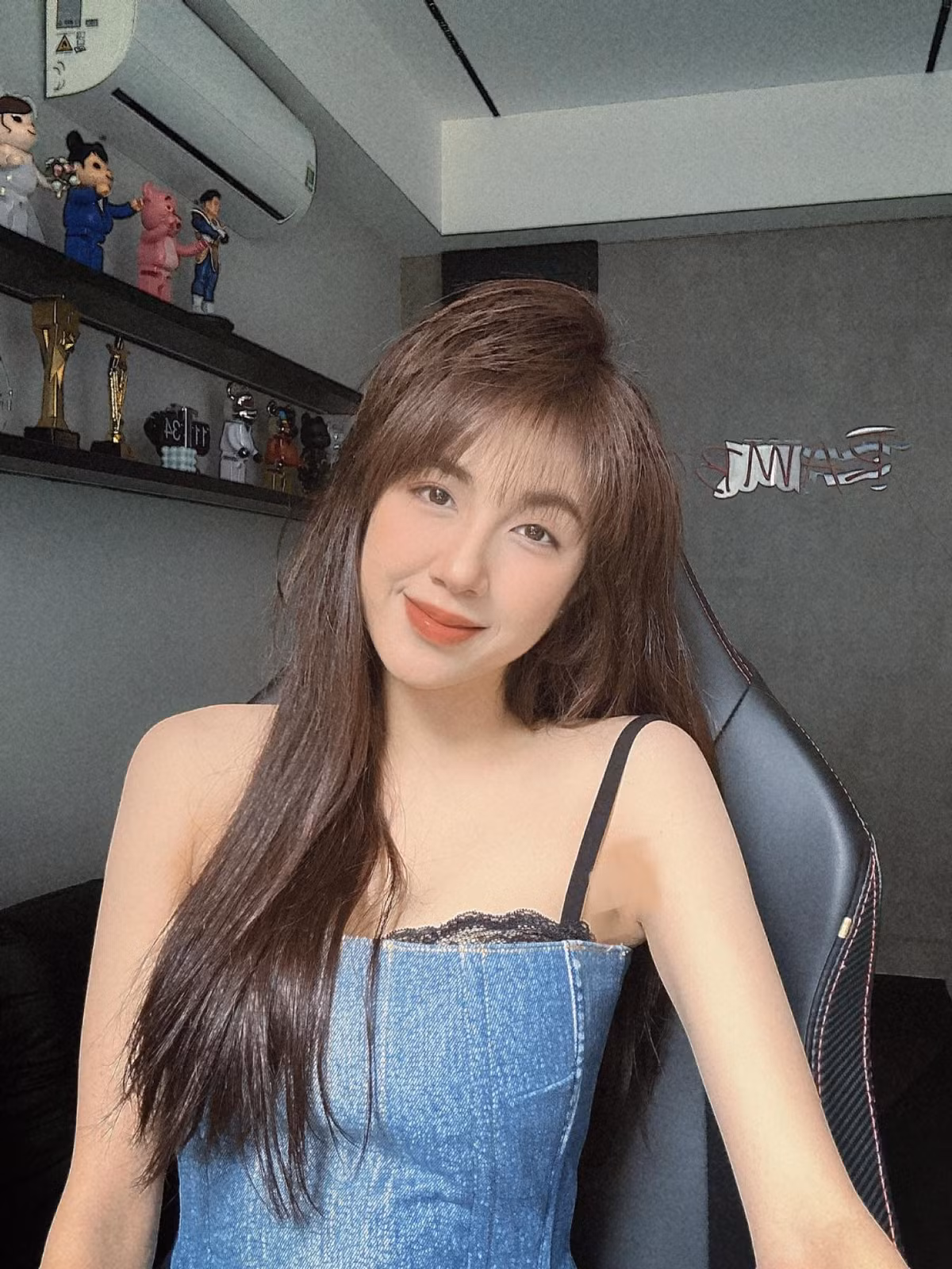hi bắt đầu chuyển sang kinh doanh đồ ăn, Trân Mèo được nhiều người gọi với biệt danh “hot girl bánh tráng”. Bởi cô chỉ cầm bịch bánh tráng lên chụp ảnh cũng đủ thu hút với sắc vóc xinh đẹp, quyến rũ.