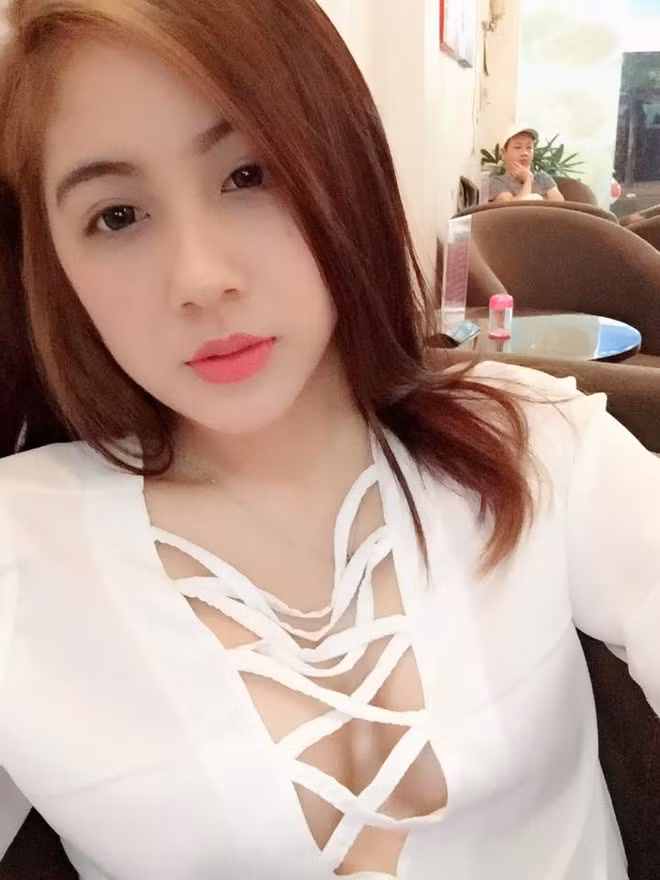 Trân Mèo thường diện những trang phục khoe khéo vòng 1 đẫy đà, vòng eo thon gọn của mình.