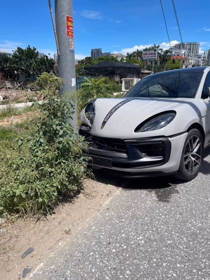 Mới đây, trên mạng xã hội lan truyền hình ảnh một chiếc Porsche Macan S màu xám xi măng gặp tai nạn ở Văn Giang - Hưng Yên. Chiếc xe còn khá mới, nhưng một phần bên ghế phụ của xe đã bị biến dạng khiến cụm đèn pha bị ảnh hưởng nghiêm trọng.
