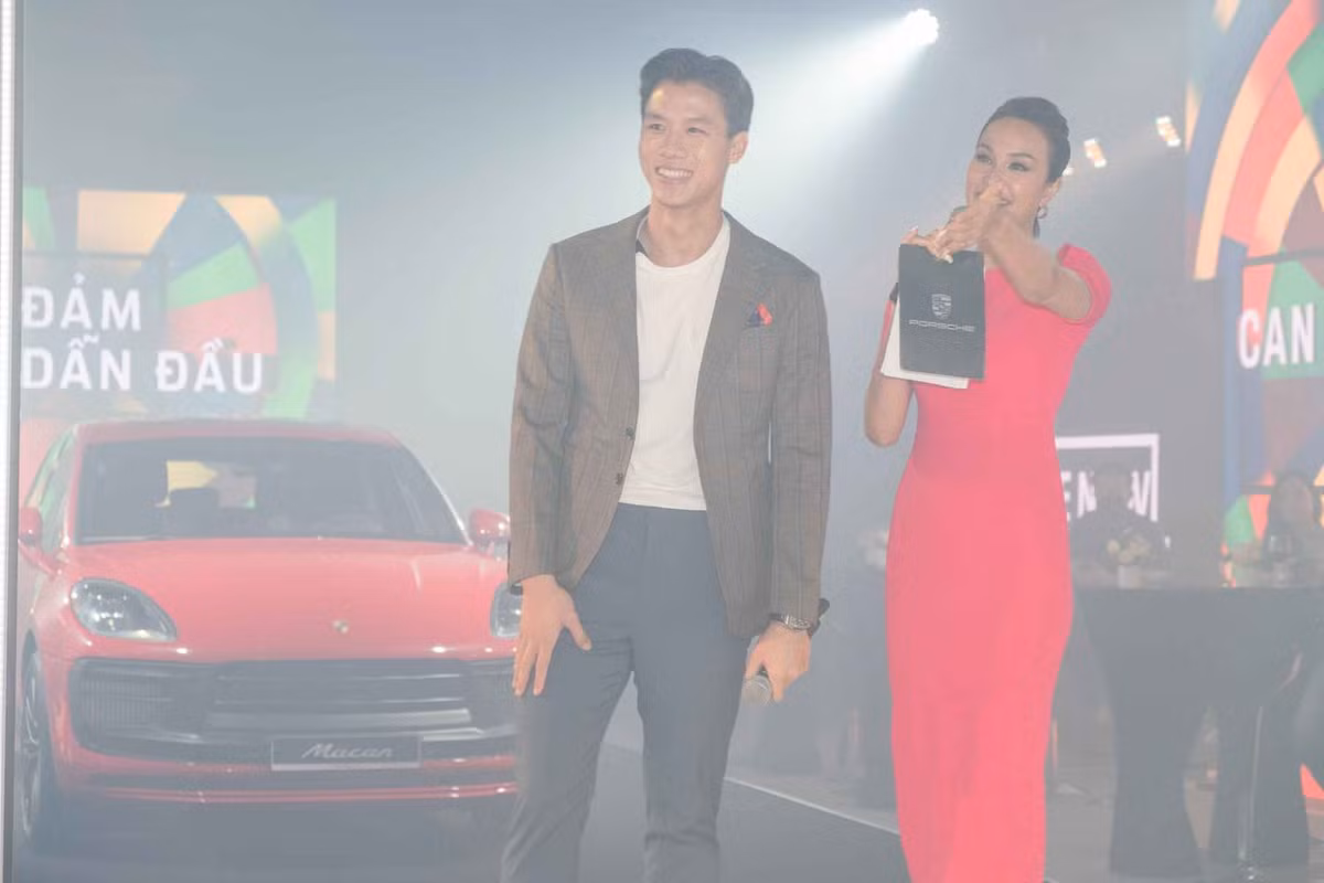 Chiếc Porsche Macan 2022 mà “Hải Quế” đặt mua thuộc phiên bản tiêu chuẩn, trang bị động cơ xăng 2.0 lít tăng áp, cho công suất 261 mã lực và mô-men xoắn cực đại 400 Nm. Động cơ này kết hợp hộp số 7 cấp giúp xe tăng tốc từ 0 - 100 km/giờ chỉ trong 6,4 giây trước khi đạt tốc độ tối đa 232 km/giờ.