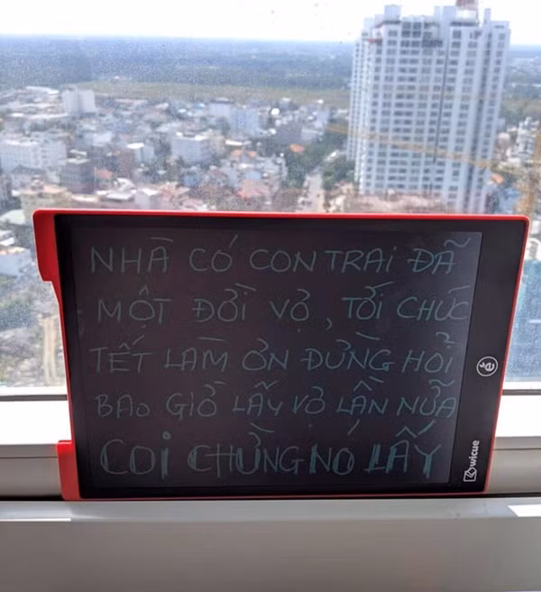 Câu chuyện về bà ngoại "xì tin" và tấm bảng trêu đùa cô cháu siêu dễ thương vẫn đang là đề tài quan tâm của của đông đảo cư dân mạng.