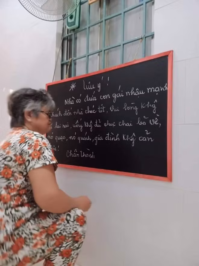 Những ngày cuối năm, gia đình nào cũng tất bật với đủ thứ công việc đón ngày Tết cổ truyền của dân tộc. Hòa chung không khí rộn ràng, vừa mới đây, một cô gái đã khoe câu chuyện đáng yêu về người bà của mình cùng món đồ đặc biệt ngoại chuẩn bị cho năm mới.