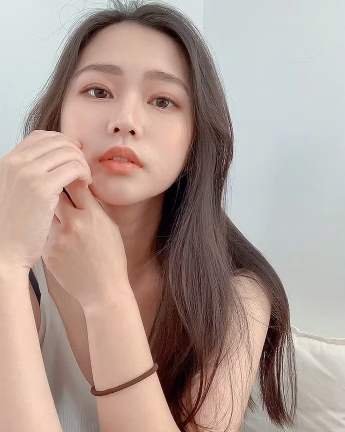 Thoát khỏi bộ áo blouse trắng, nhiều người khuyên Huang Roxi nên đi làm người mẫu ảnh bởi vẻ đẹp của cô bác sĩ chẳng kém cạnh các người mẫu.