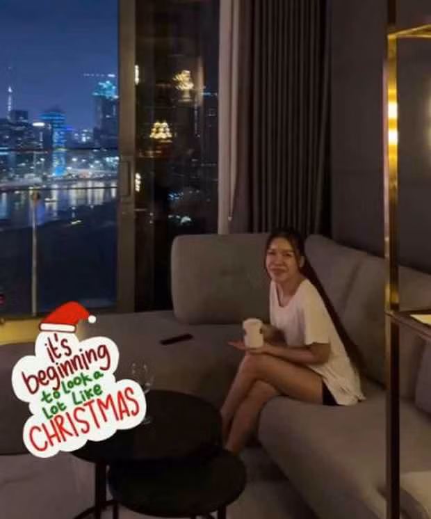 Khoảnh khắc trang trí cây thông cùng nửa kia không chỉ giúp tổ ấm đẹp hơn mà còn gắn kết tình cảm của Đặng Văn Lâm và bạn gái.