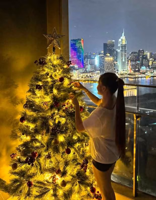 Trên trang cá nhân, bạn gái Đặng Văn Lâm cũng khoe bức ảnh trang trí cây thông.