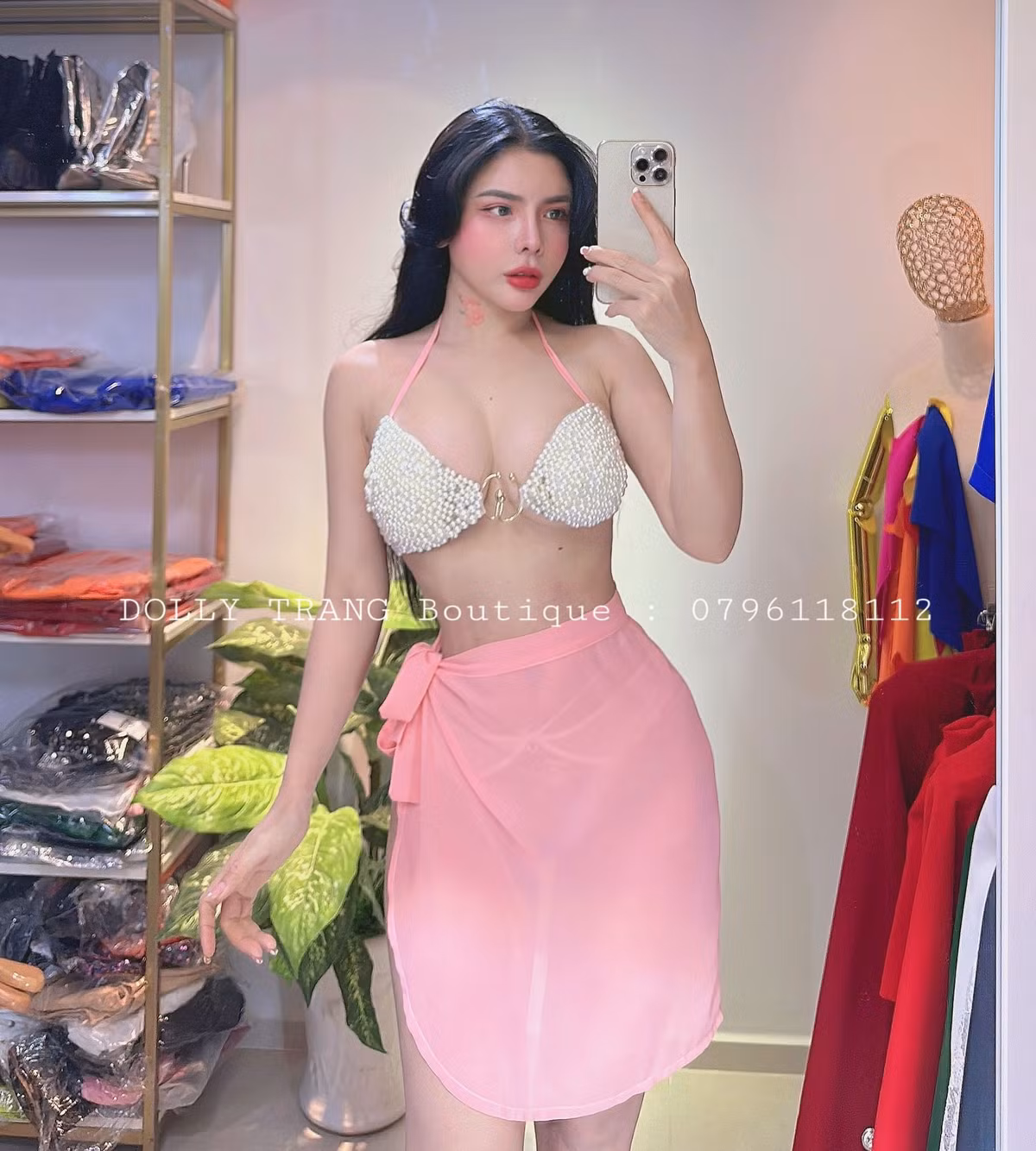 Bên cạnh là 1 DJ, Trang Dolly còn kinh doanh thời trang và chính cô nàng là người mẫu cho shop của mình.