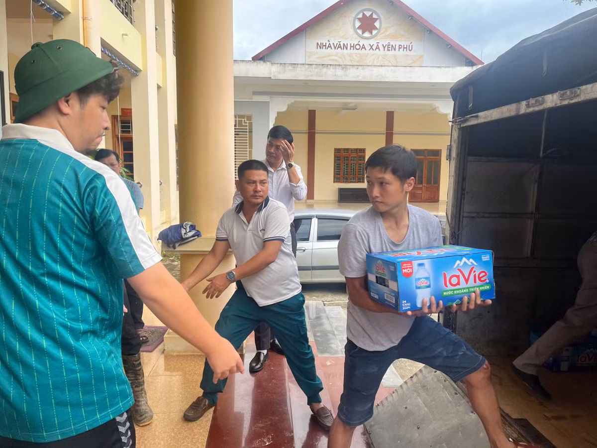 Sau khi đến Tuyên Quang, CLB phóng viên thể thao trẻ Hà Nội và nhóm thiện nguyện Học viện Chính trị Bộ Quốc phòng đã hạ nhu yếu phẩm xuống địa điểm khô ráo nhất và sau đó di chuyển đến những vùng bị chia cắt bởi nước lũ.