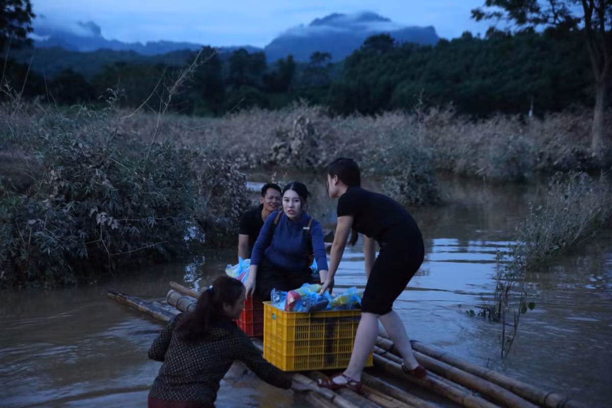 Di chuyển trong đêm khó khăn, nhưng 2 đoàn cứu trợ rất nỗ lực để mang nhu yếu phẩm đến tận tay người dân một cách kịp thời.